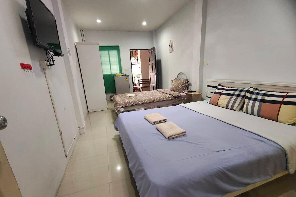 TRIPLE ROOM GROUND FLOOR | 1 bedroom, individually decorated, free WiFi, bed sheets