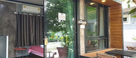 Bungalow – standard | Oppholdsområde | Flatskjerm-TV