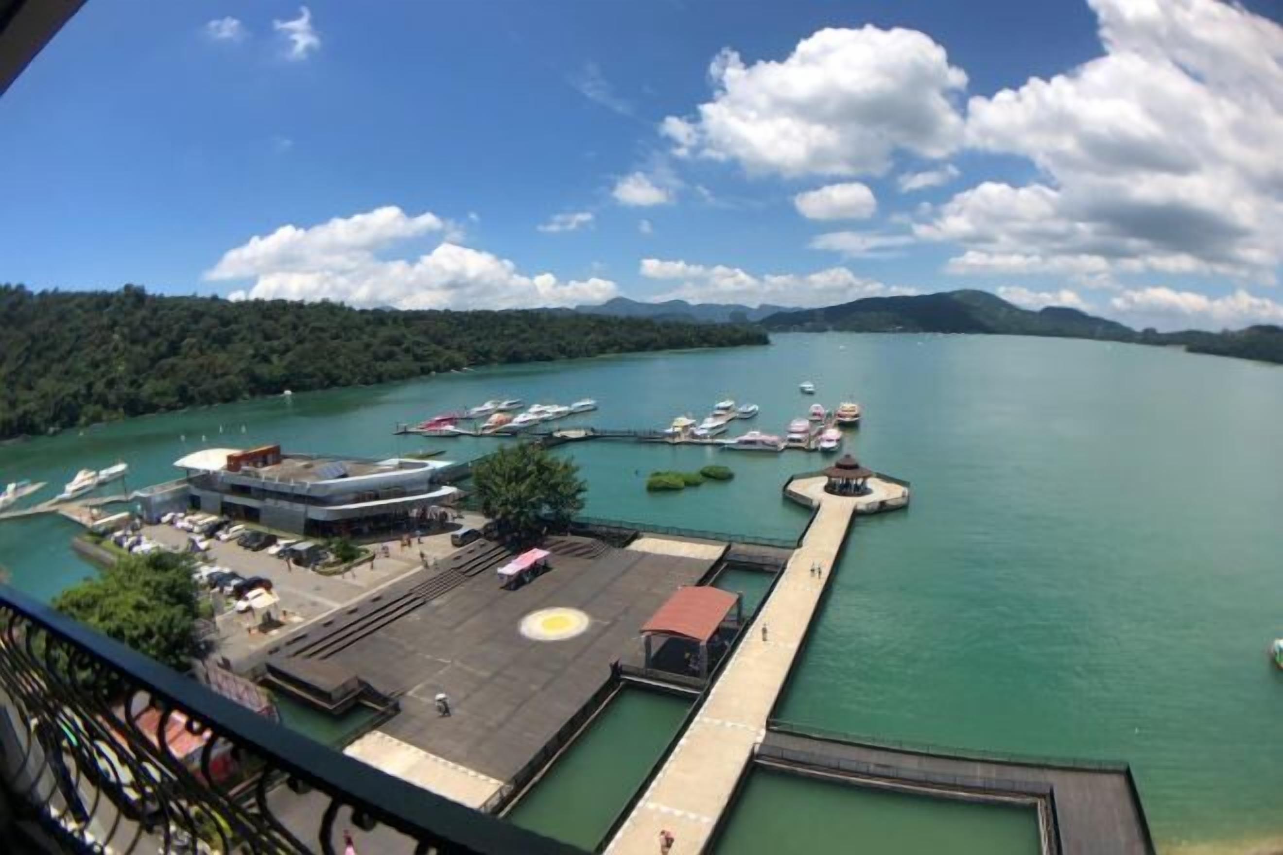 Escritorio, cortinas blackout, sistema de insonorización y cunas 