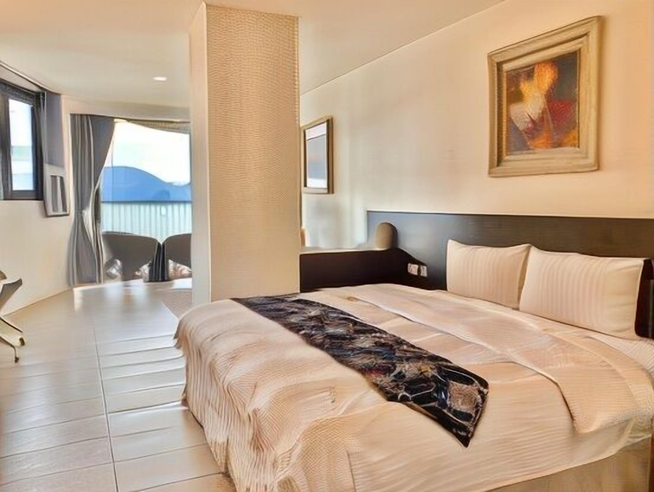 Skrivebord, blendingsgardiner, lydisolert og barnesenger