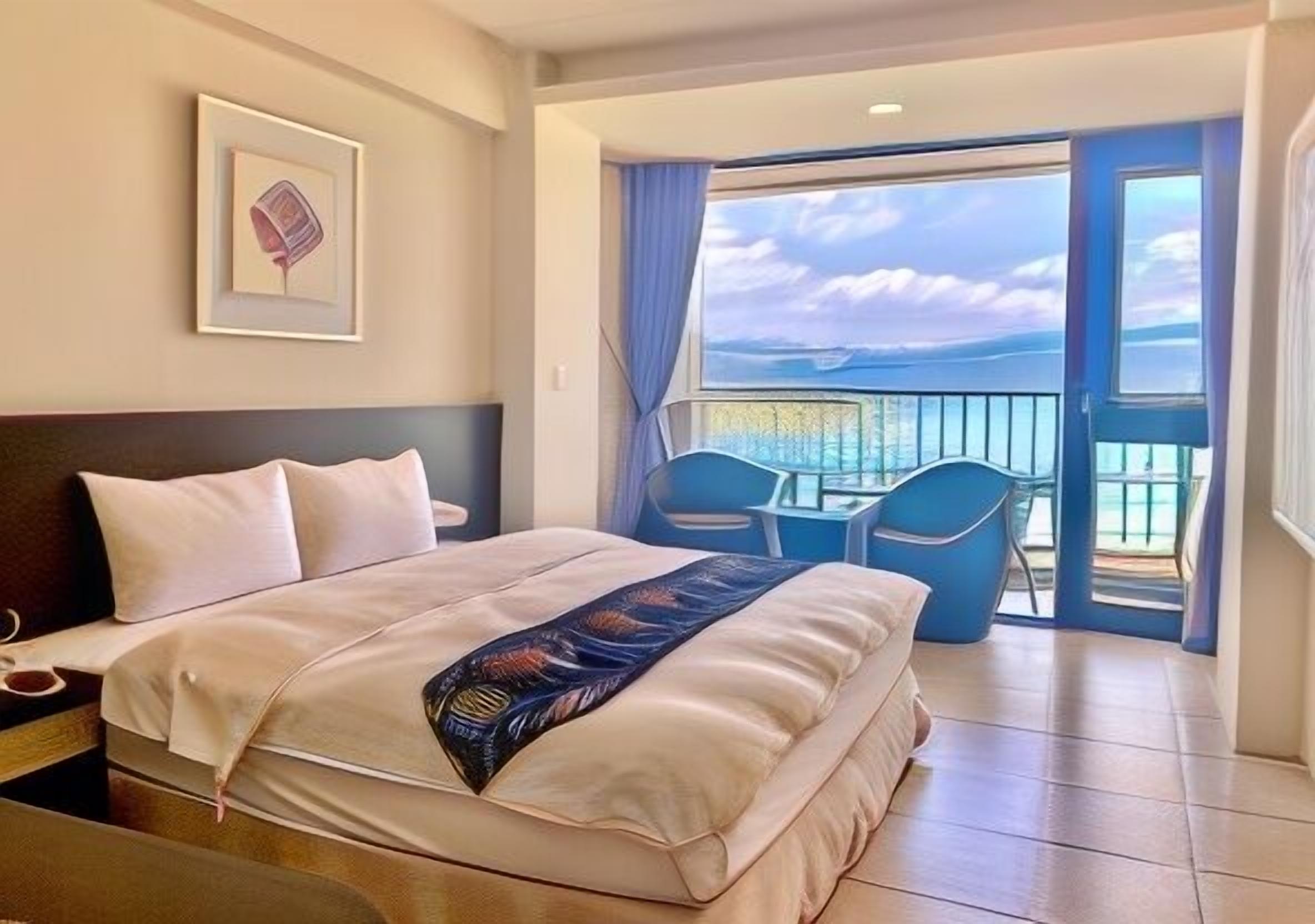 Skrivebord, blendingsgardiner, lydisolert og barnesenger