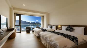 Escritorio, cortinas blackout y sistema de insonorización