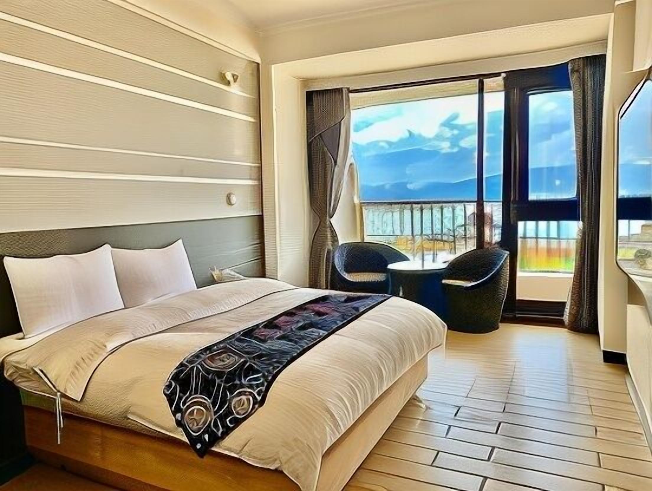 デスク、遮光カーテン、防音設備、ベビーベッド