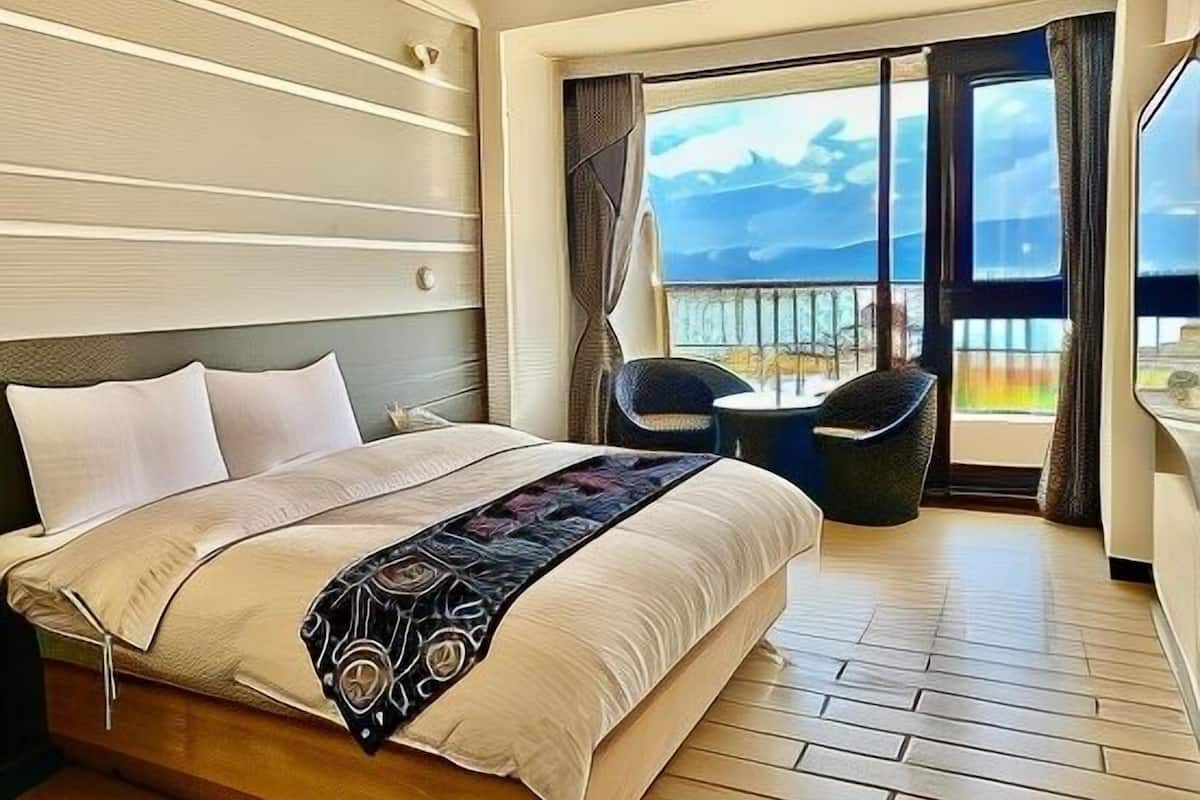 Desk, blackout drapes, soundproofing, cribs/infant beds