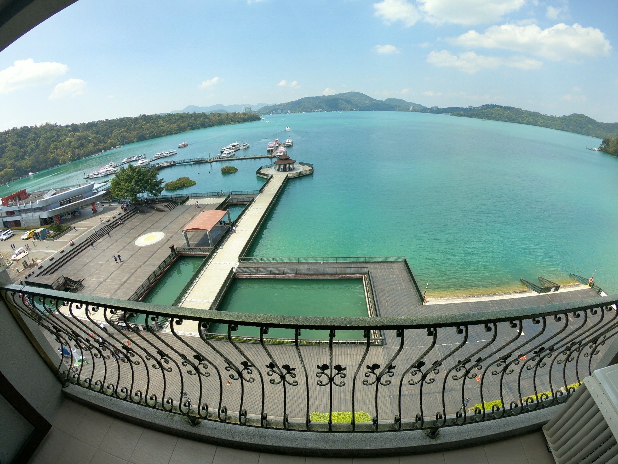 Deluxe Quadruple Room, Lake View | Desk, blackout curtains, soundproofing, cots/infant beds