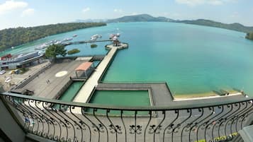 Quarto quádruplo luxo, vista para o lago | Escrivaninha, cortinas blackout, quartos à prova de som, berços