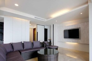 Desk, blackout curtains, soundproofing, rollaway beds - Ming Yue Hu Hotel (Yuchi)