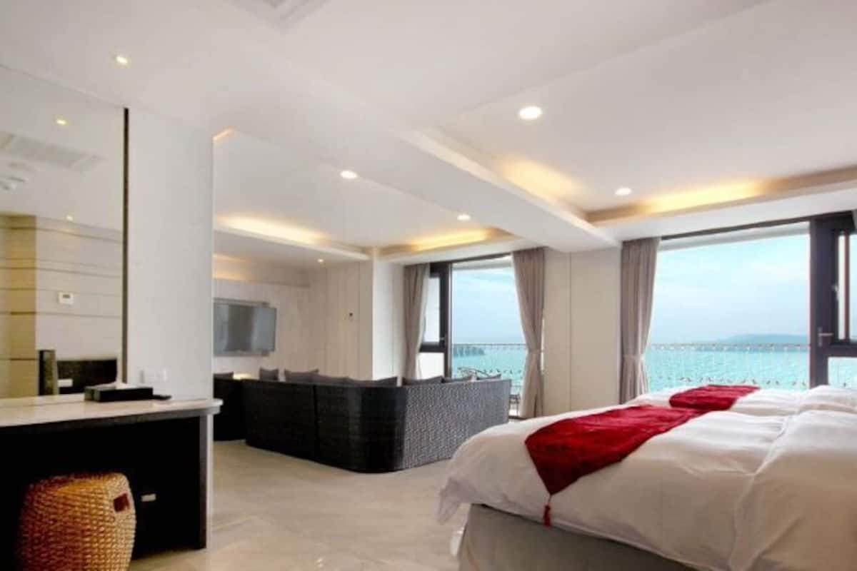 Skrivebord, blendingsgardiner, lydisolert og barnesenger