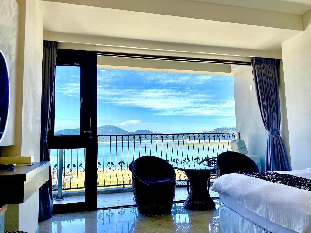 Skrivebord, blendingsgardiner og lydisolert