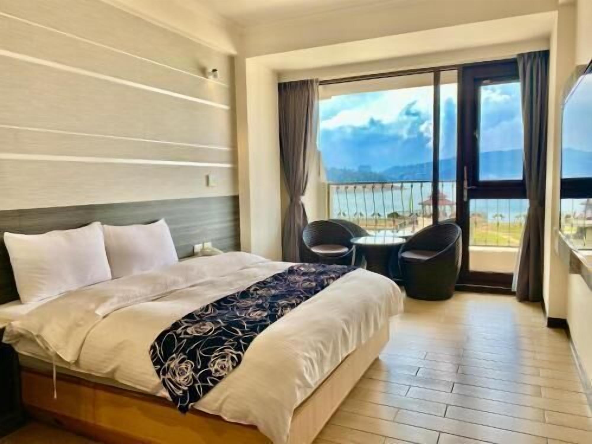 Skrivebord, blendingsgardiner og lydisolert