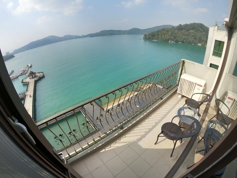 Skrivebord, blendingsgardiner og lydisolert