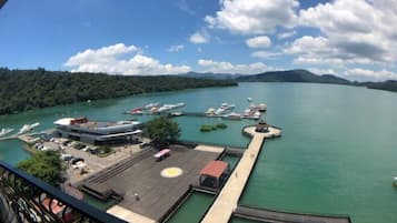 Meja, langsir/tirai gelap terus, kalis bunyi, katil bayi/kot