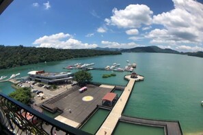 Desk, blackout drapes, soundproofing, cribs/infant beds - Ming Yue Hu Hotel (Yuchi)