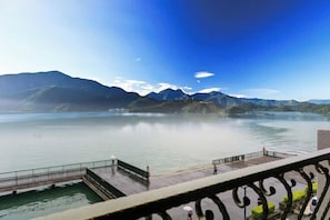 Una scrivania, tende oscuranti, insonorizzazione