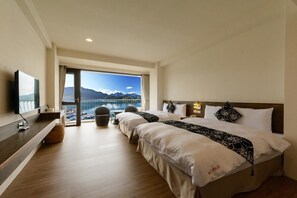 Desk, blackout drapes, soundproofing, rollaway beds - Ming Yue Hu Hotel (Yuchi)