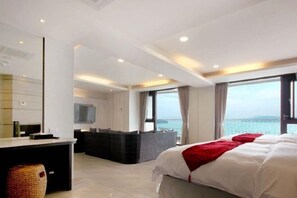 Desk, blackout drapes, soundproofing, cribs/infant beds - Ming Yue Hu Hotel (Yuchi)