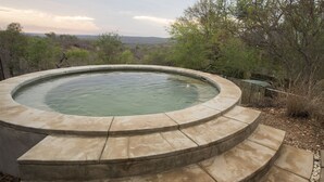 Outdoor pool, pool umbrellas, pool loungers - IsiLimela Game Lodge (Hoedspruit)