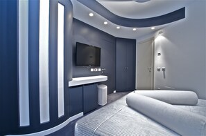 Suite de disseny | Minibar, caixa forta a l'habitació, mobiliari individual i escriptori 