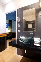 Shower, free toiletries, hair dryer, bidet