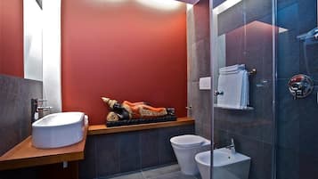 Shower, free toiletries, hair dryer, bidet