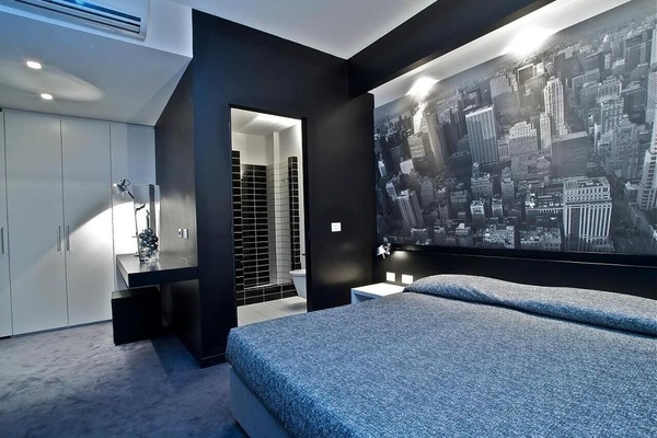 Minibar, in-room safe, desk, WiFi (free)