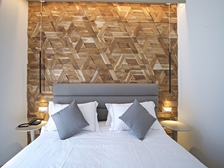 Minibar, caja de seguridad en la habitación y escritorio