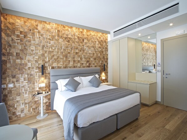 Executive Double or Twin Room | Minibar, in-room safe, desk, soundproofing - Lifestyle Room Binario Zero (Tirano)