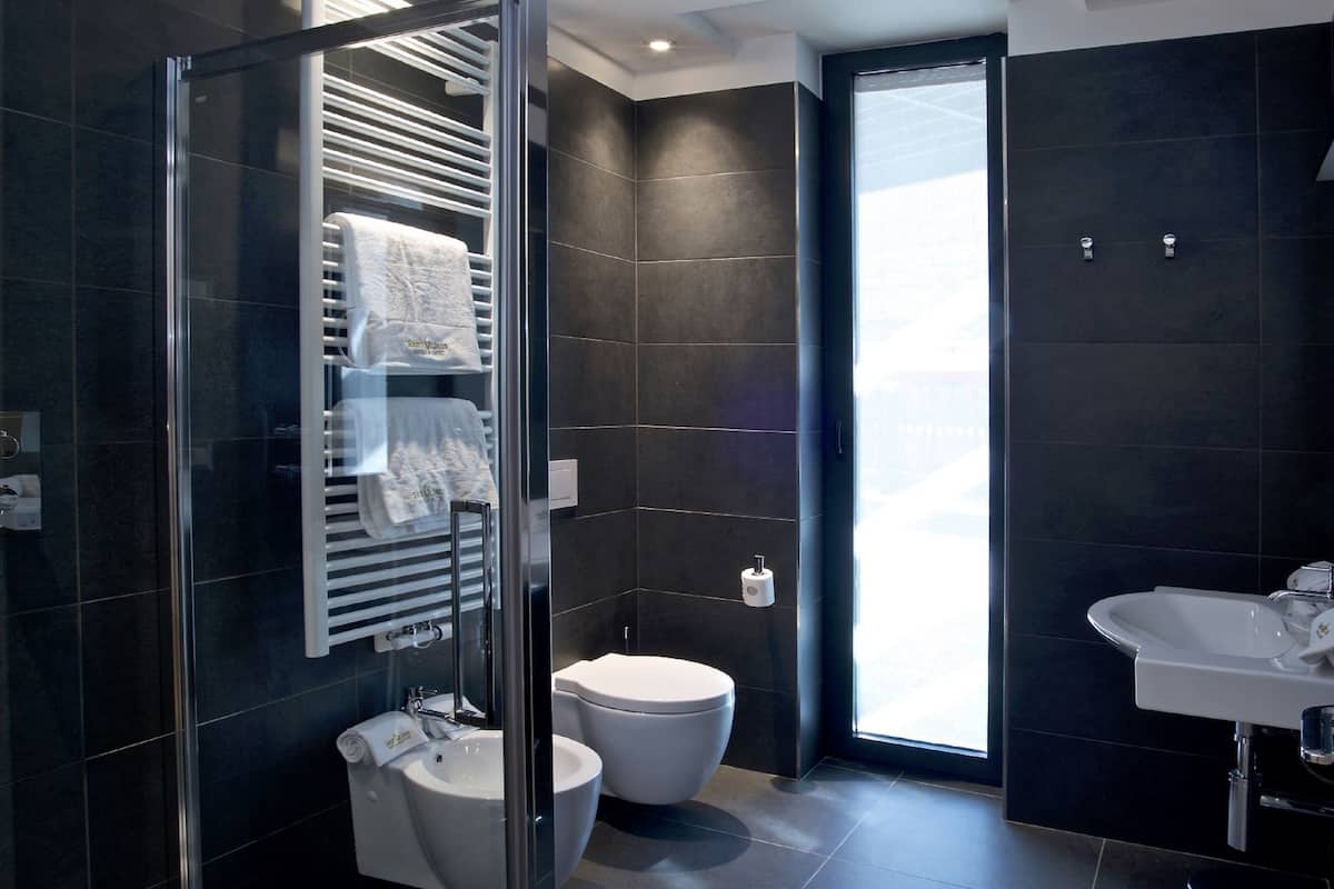 Executive kamer, 1 twee- of 2 eenpersoonsbedden | Badkamer | Gratis toiletartikelen, een haardroger, badjassen, pantoffels
