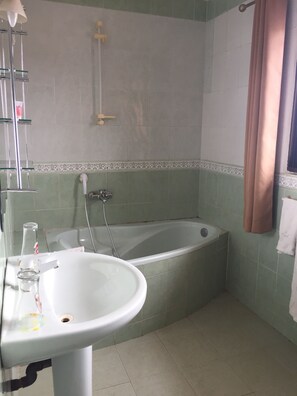 Deluxe Room | Bathroom