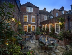 华丽双人房, 1 张特大床 (Chadderton) | 庭院景观