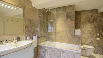 Habitación Deluxe doble, 1 cama de matrimonio grande (The Oak Room ) | Baño | Ducha y bañera combinadas y artículos de higiene personal gratuitos