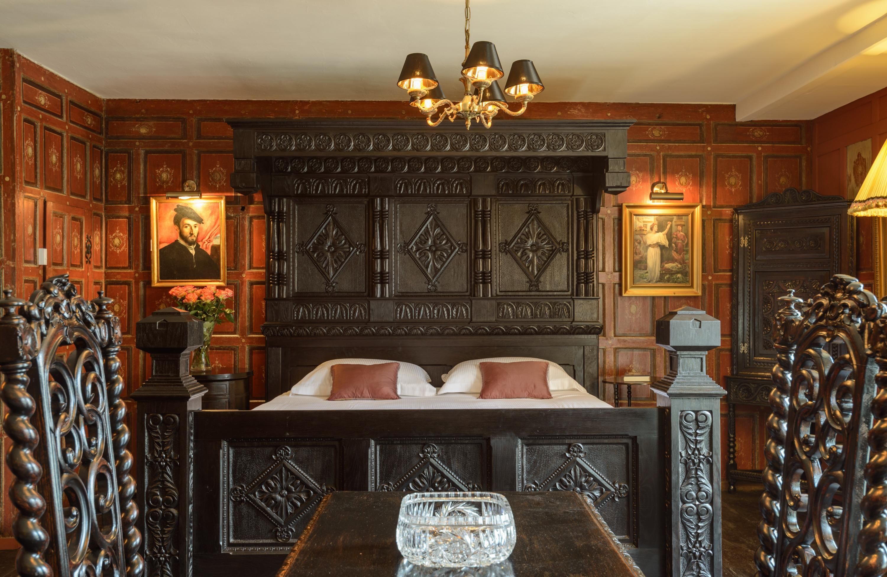 Deluxe Double Room, 1 King Bed (The Red Room ) | Premium bedding, minibar, in-room safe, iron/ironing board