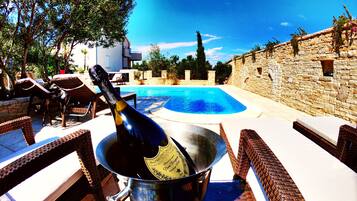 Alberca al aire libre y alberca climatizada