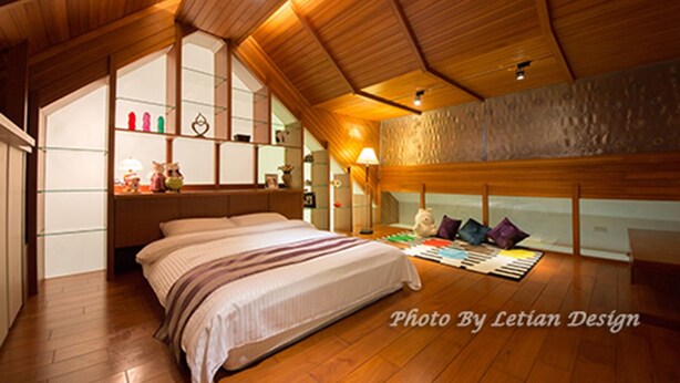 A bedroom with a wooden ceiling, a bed with a striped blanket, a nightstand with a lamp, and a view of the outside through a window. - Beautiful Mansion B&B (Wujie)