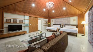 A modern hotel room with a wooden ceiling, two beds, a TV, and a sofa. - Beautiful Mansion B&B (Wujie)
