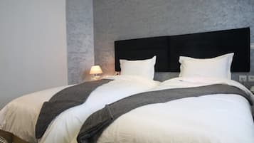 Suite | Desk, blackout curtains, soundproofing, cots/infant beds