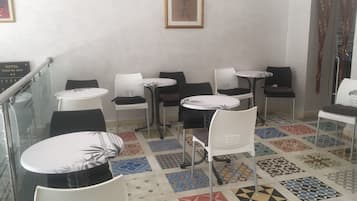 Se ofrece un desayuno continental (3 EUR por persona)