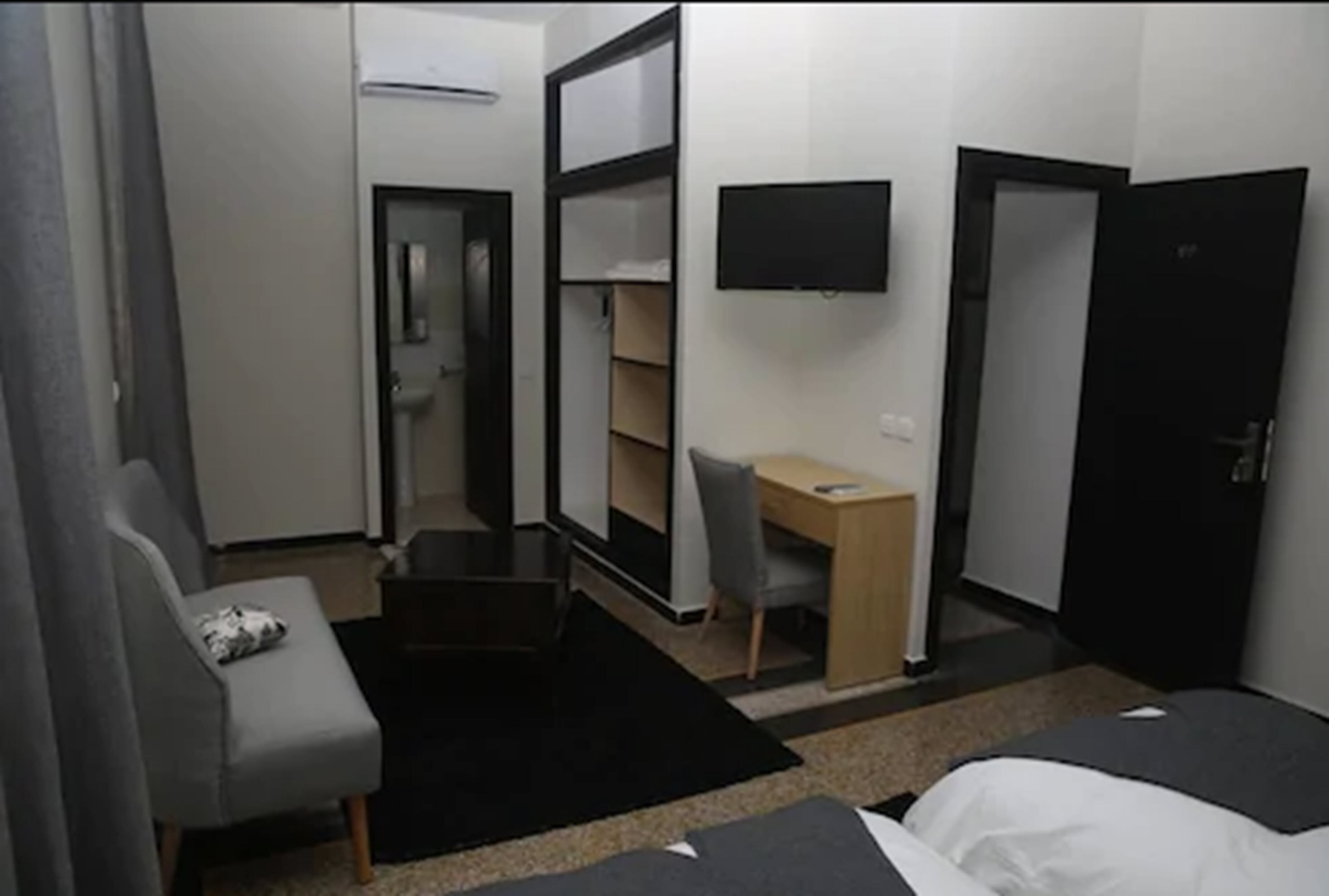 twin room | bathroom | shower, free toiletries, hair dryer, bidet