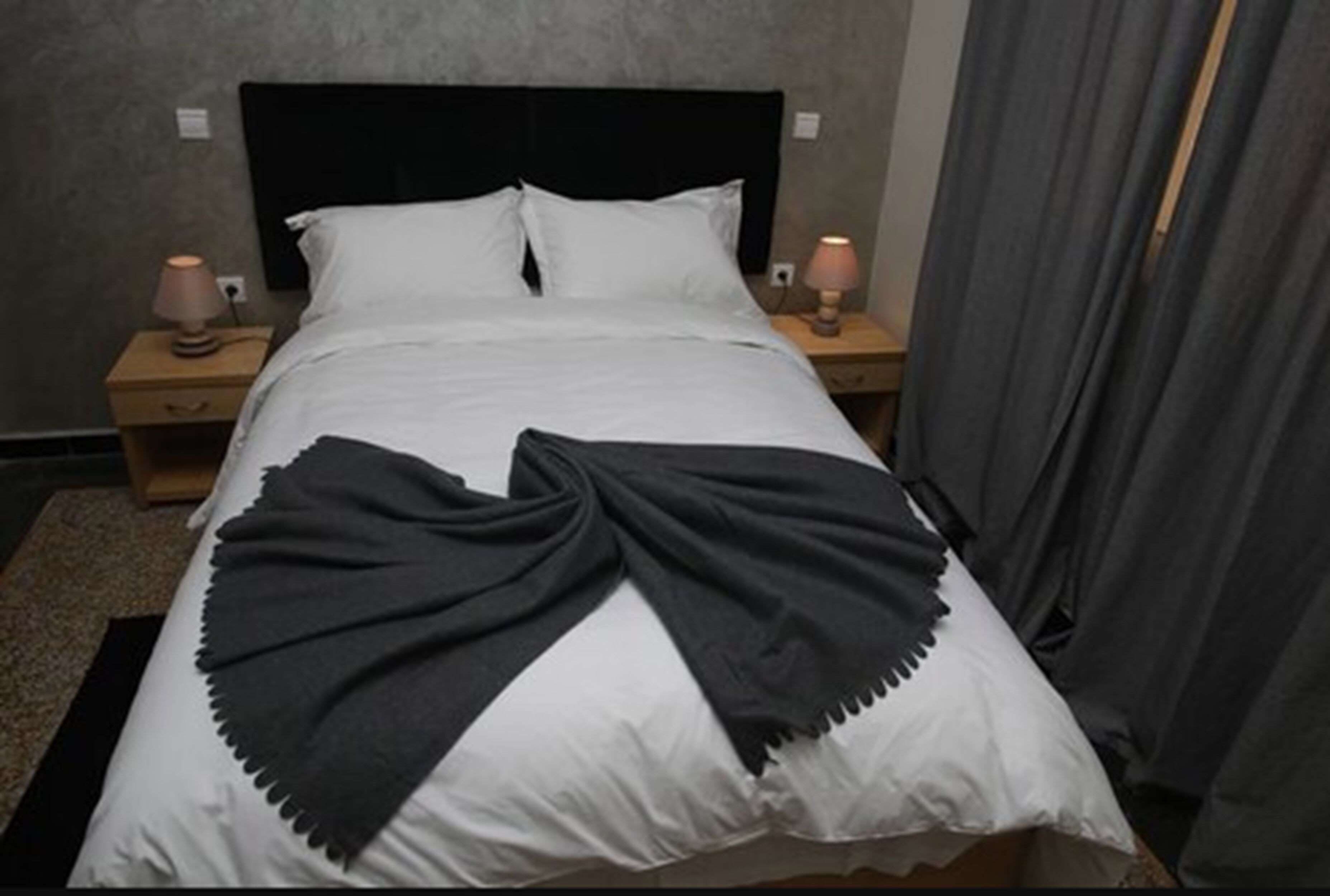 single room | desk, blackout curtains, soundproofing, cots/infant beds