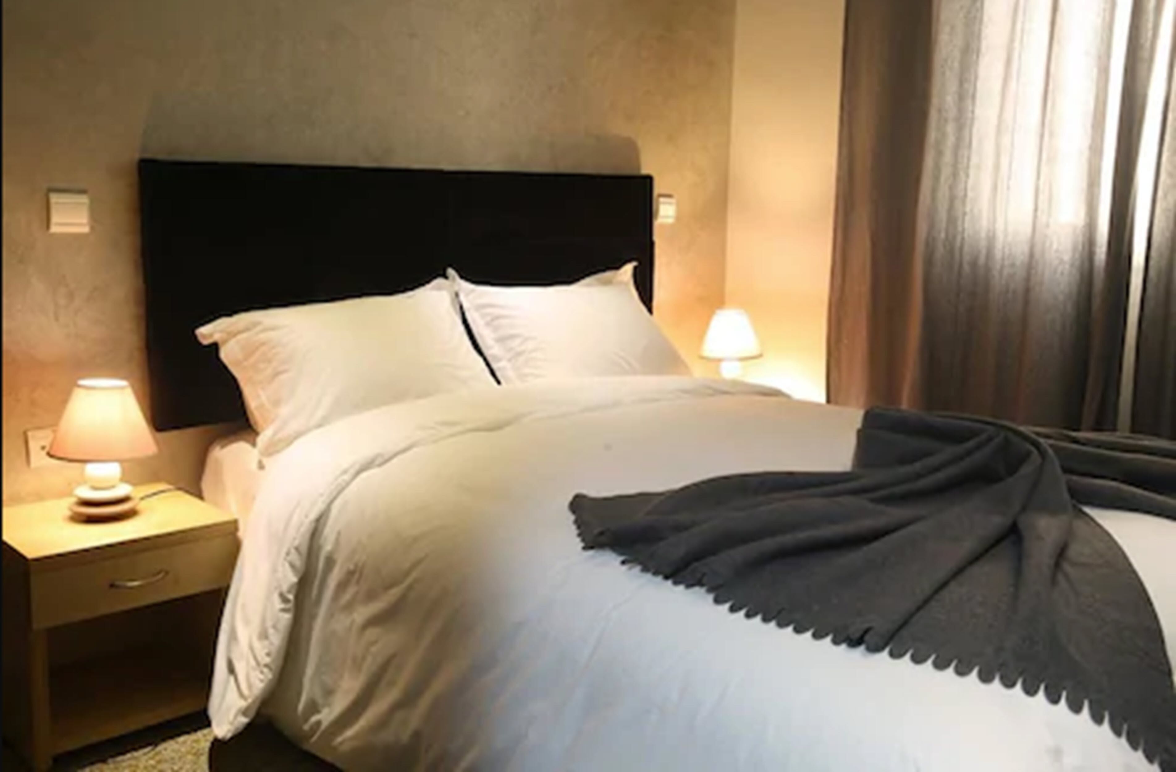 single room | desk, blackout curtains, soundproofing, cots/infant beds