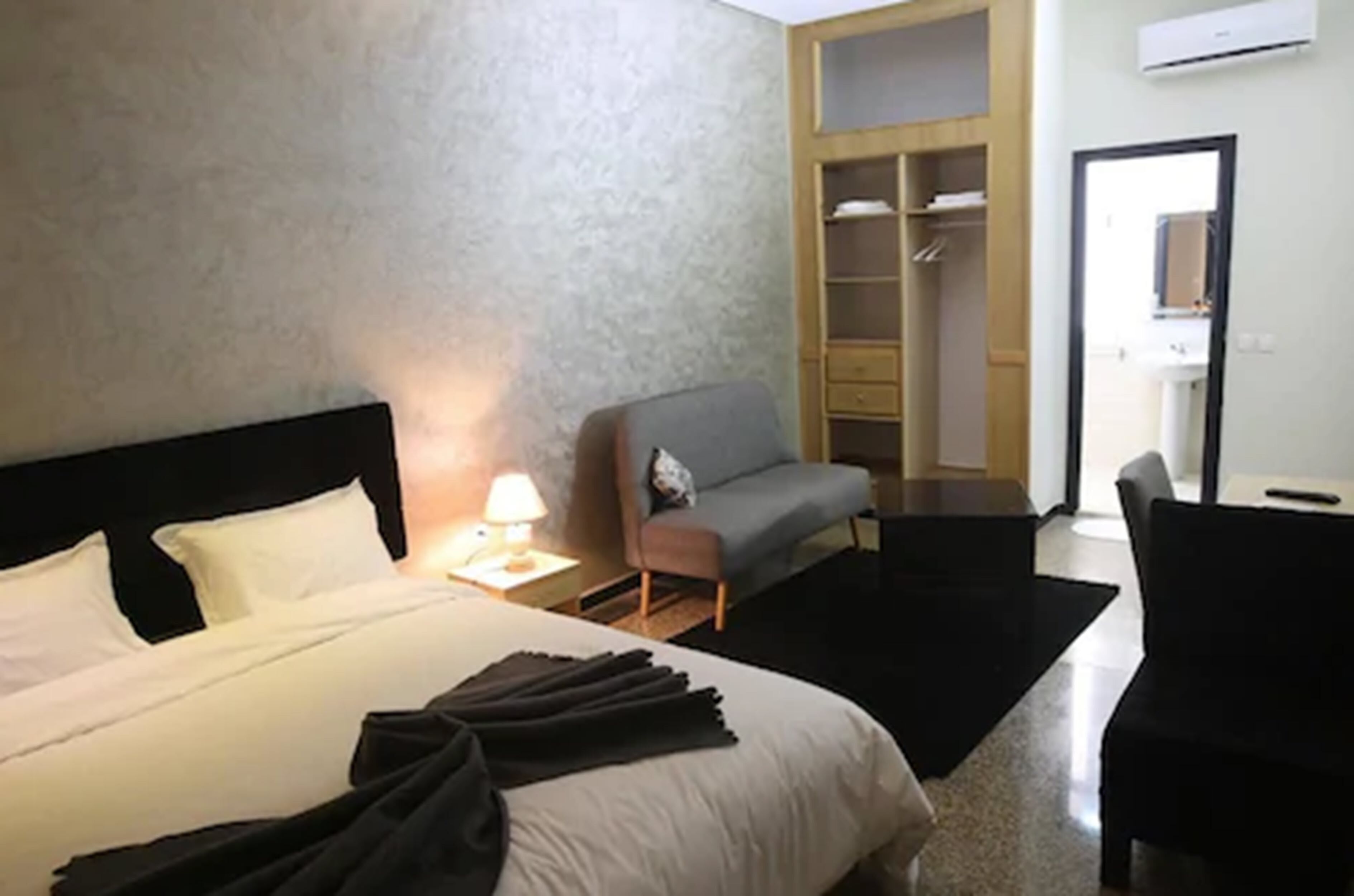 suite | desk, blackout curtains, soundproofing, cots/infant beds