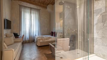 Quarto triplo família | 1 quarto, roupas de cama premium, frigobar, cofres nos quartos