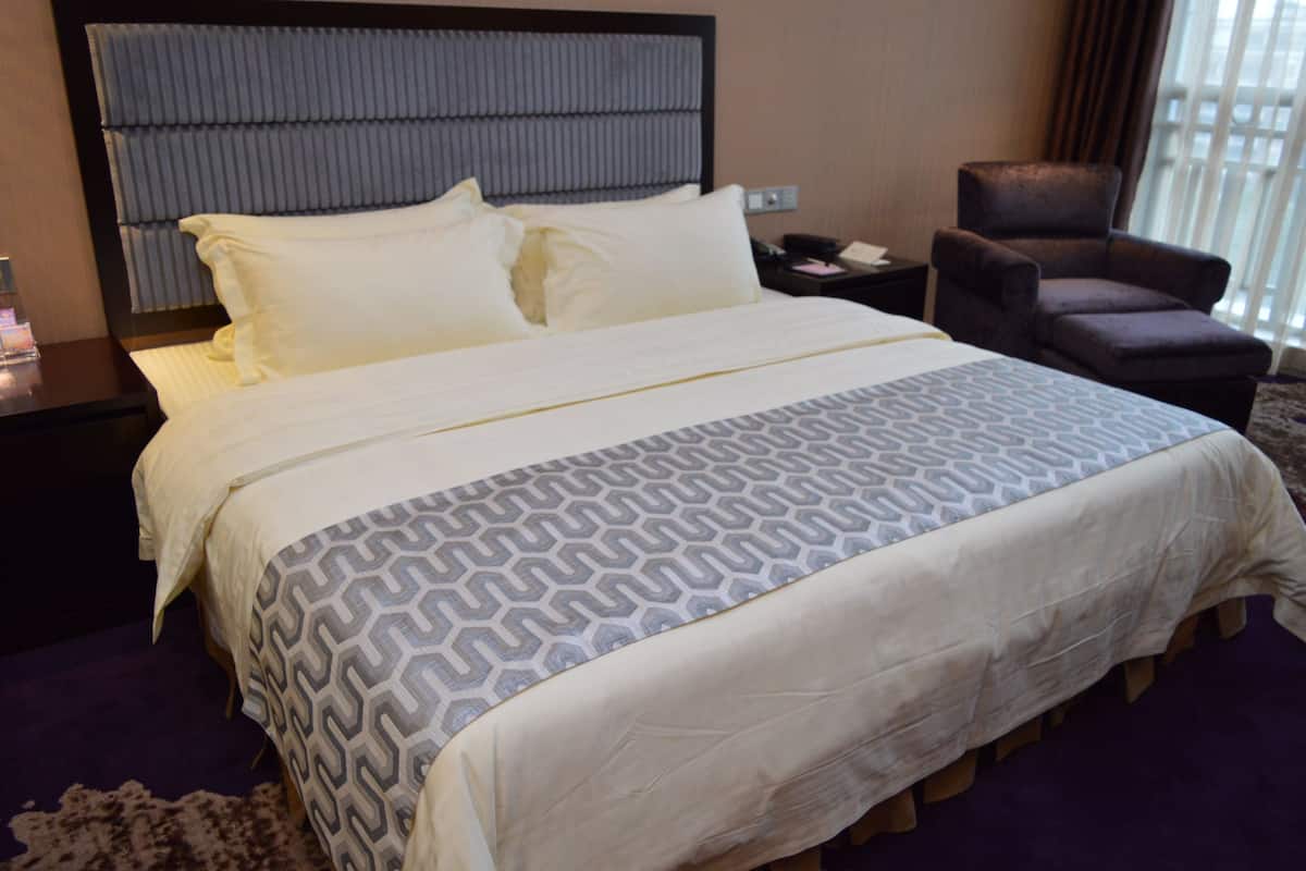 Camera Superior con letto matrimoniale o 2 letti singoli | Una cassaforte in camera, una scrivania, tende oscuranti