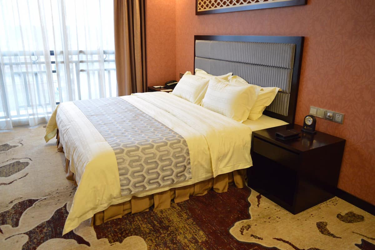 Suite Deluxe | Una cassaforte in camera, una scrivania, tende oscuranti