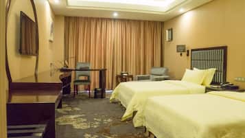 高级大床或双床房 | 客房内保险箱、办公桌、遮光窗帘、熨斗/熨板