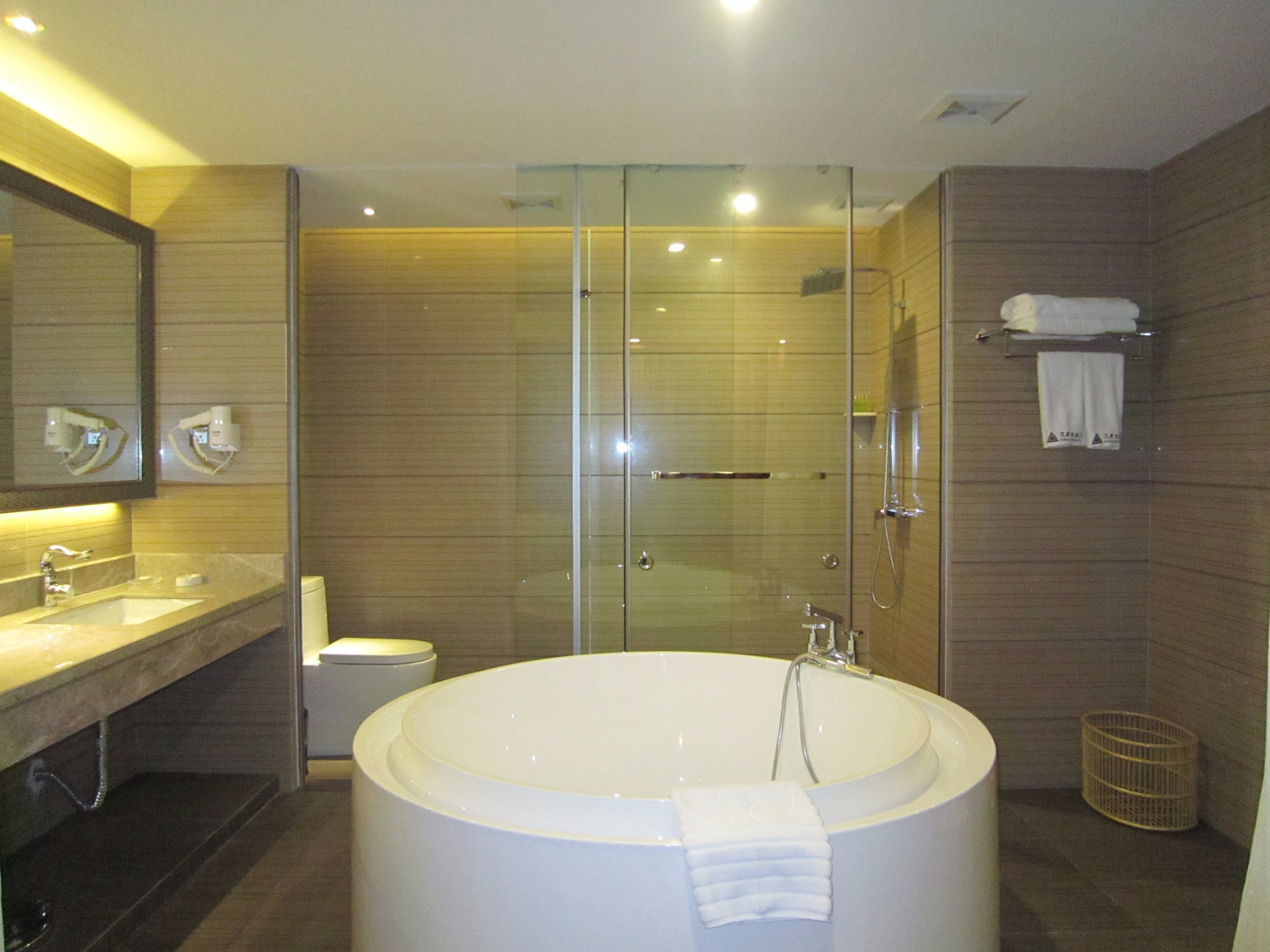 Deluxe-Suite | Komfortbadewanne