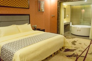 Caja de seguridad en la habitación, escritorio y cortinas blackout