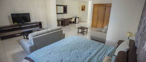 Executive Suite | Premium bedding, minibar, in-room safe, desk