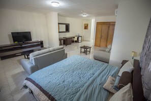 Executive-sviitti | Ylelliset vuodevaatteet, minibaari, tallelokero huoneessa, työpöytä