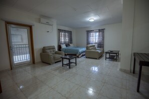 ห้องเอ็กเซกคิวทีฟสวีท | เครื่องนอนระดับพรีเมียม, มินิบาร์, ตู้นิรภัยในห้องพัก, โต๊ะทำงาน